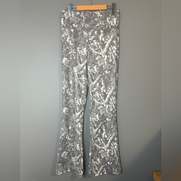 SWS Athletics Size M, Women's Camouflage Patterned Flared Leg Pants, Stretchy - Picture 2 of 6